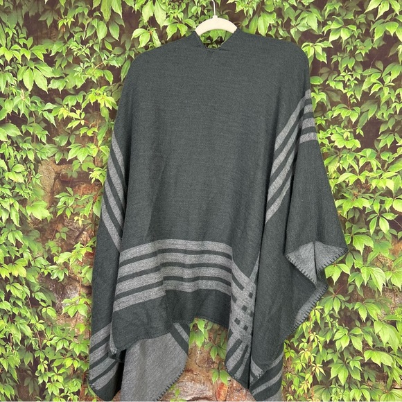 BB DAKOTA Reversible Charcoal Plaid Blanket Wrap, O/S - Picture 10 of 11